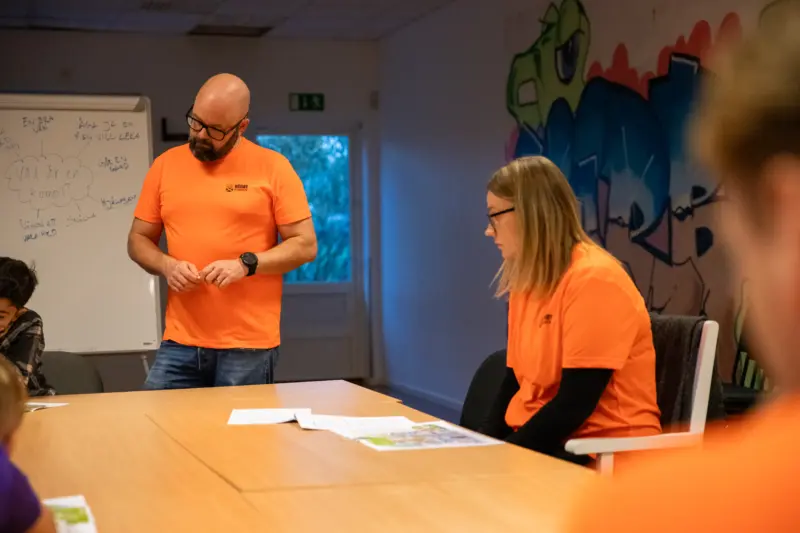 Johan Troedsson, fritidsledare, och Madeleine Persson lyssnar på när workshopens deltagare berättar vad en kompis är.